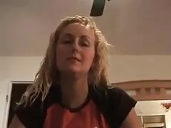Piękna rosyjska darmo sexy filmy dziewczyna w okularach na kanapie kurwa
